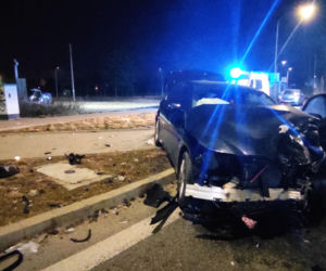 Potworne zderzenie toyoty z BMW w Piasecznie. Pogotowie zabrało rannego