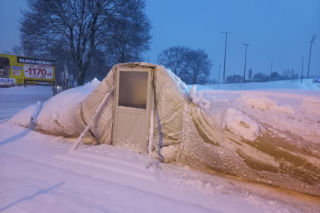 Pod ciężarem śniegu zapadło się zadaszenie lodowiska w Lesznie! Na miejscu pracują służby