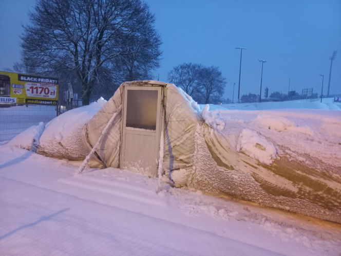 Pod ciężarem śniegu zapadło się zadaszenie lodowiska w Lesznie! Na miejscu pracują służby