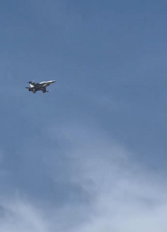 Nagrania z Dubaju obiegły sieć. Myśliwiec F-16 zestrzelił drona nad plażą
