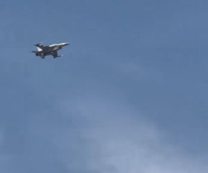 Nagrania z Dubaju obiegły sieć. Myśliwiec F-16 zestrzelił drona nad plażą