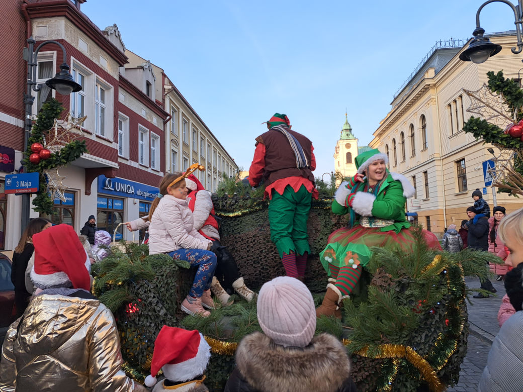 Parada Św. Mikołaja w Rzeszowie. Tłumy dzieci na spotkaniu ze Świętym na Rynku