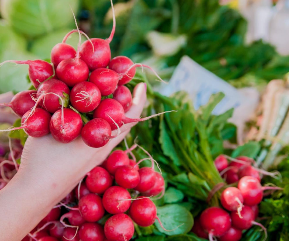 Domowy sposób na mycie nowalijek. Dzięki temu usuniesz zanieczyszczenia i pestycydy
