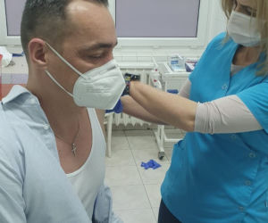 Trwa szczepienie medyków i pracowników DPS w Kaliszu. Mieszkańcy: To wszystko idzie zbyt WOLNO! [ZDJĘCIA]