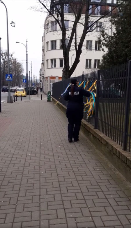 Skandaliczne zachowanie warszawskiej policjantki. Zerwała ukraińskie symbole narodowe
