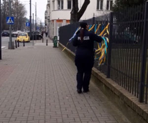 Skandaliczne zachowanie warszawskiej policjantki. Zerwała ukraińskie symbole narodowe
