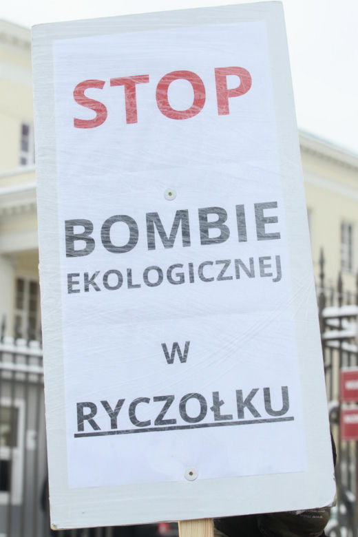 6500 ton toksycznych odpadów pod Warszawą. Mieszkańcy alarmują. „Żyjemy na tykającej bombie”