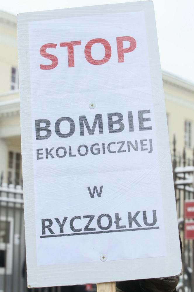6500 ton toksycznych odpadów pod Warszawą. Mieszkańcy alarmują. „Żyjemy na tykającej bombie”