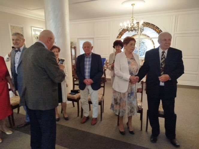 Pamiątkowe medale, legitymacje i kwiaty z okazji 50-lecia pożycia małżeńskiego odebrało w Siedlcach osiem par