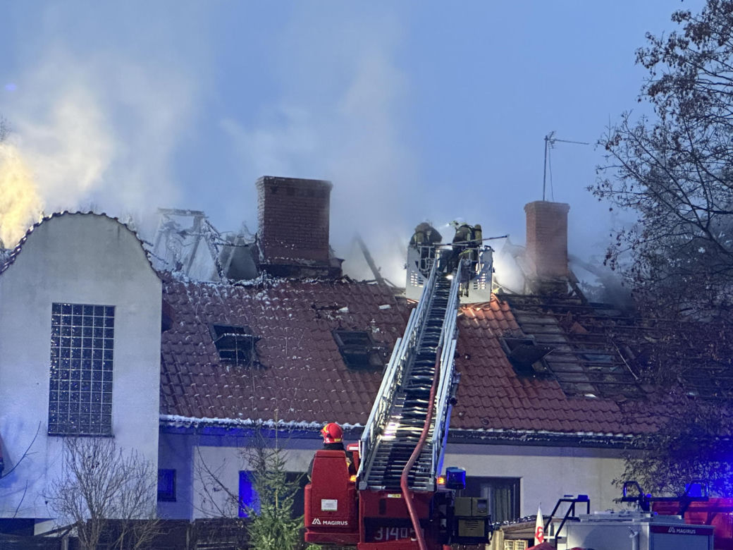 Wielkie kłęby dymu nad Wawrem. Płonie wielka willa, strażacy walczą z żywiołem
