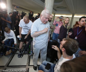 Lech Wałęsa spotkał się z niepełnosprawnymi protestującymi w Sejmie