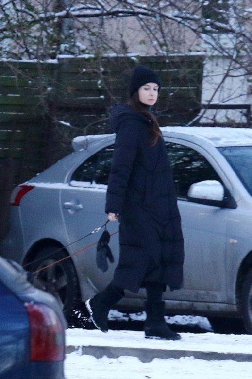 Marta Kaczyńska na zimowym spacerze ze swoimi pieskami