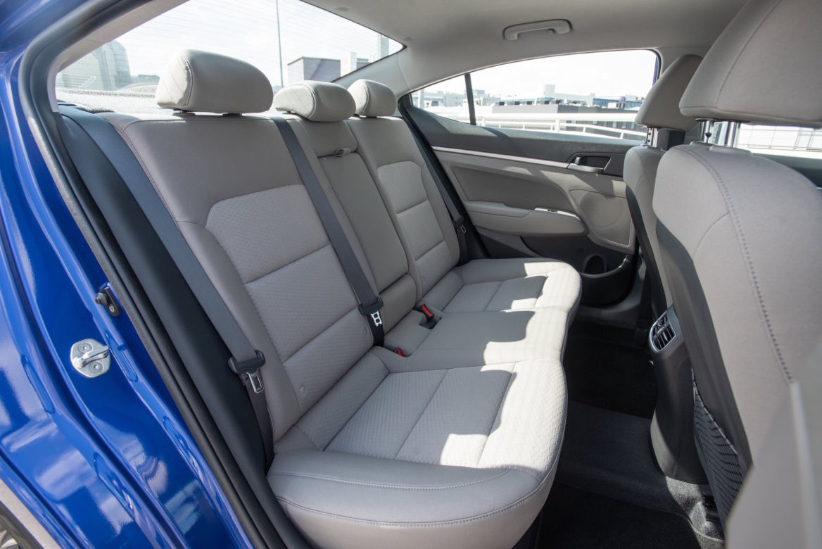 Toyota Corolla Sedan 1.8 Hybrid 122 KM e-CVT vs Hyundai Elantra Style 1.6 MPI 6MT