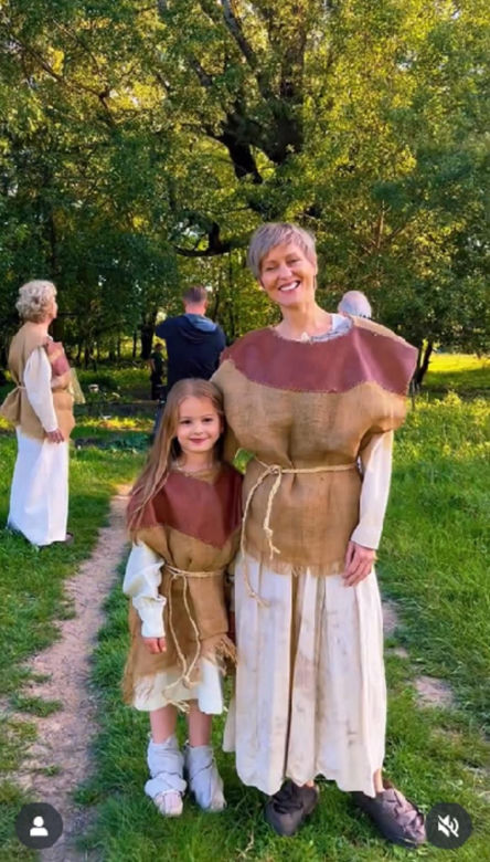 Na sygnale na planie. Anna (Lea Oleksiak)