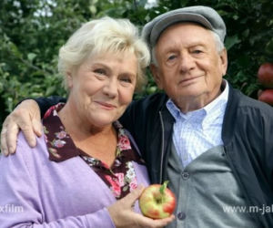 M jak miłość. Lucjan (Witold Pyrkosz), Barbara (Teresa Lipowska) w sadzie w Grabinie