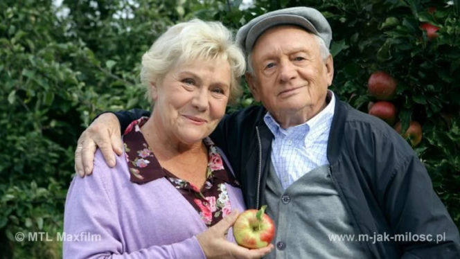 M jak miłość. Lucjan (Witold Pyrkosz), Barbara (Teresa Lipowska) w sadzie w Grabinie