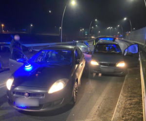 Nowy Sącz. ZAATAKOWAŁ policjanta maczetą. Pościg za sprawcami rozboju 