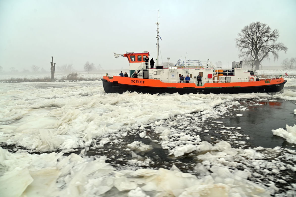 Lodołamacze kruszą lód na Odrze