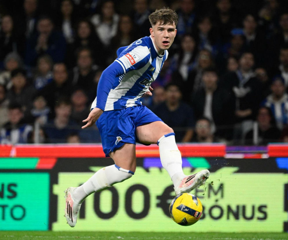 Oskar Pietuszewski w niebiesko-białym stroju FC Porto prowadzi piłkę podczas meczu. O piłkarzu przeczytasz na SE Supersport.