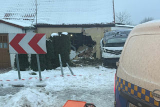 Wypadł busem z drogi, huknął w dom. Trzy osoby ranne