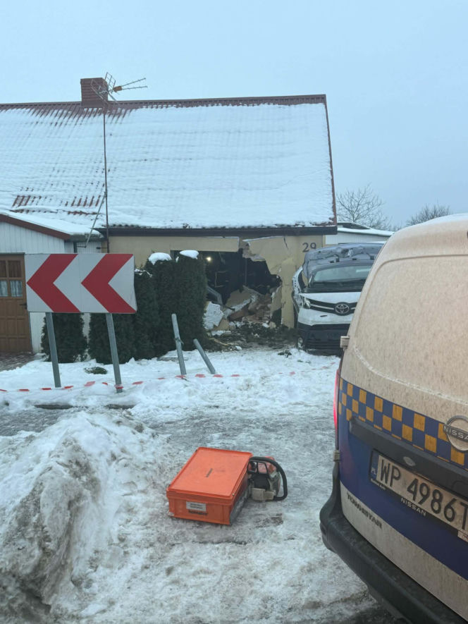 Wypadł busem z drogi, huknął w dom. Trzy osoby ranne, mieszkańcy stracili dach nad głową