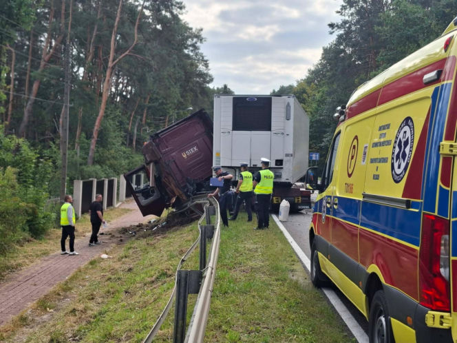 Śmiertelny wypadek w Stykowie na DK 42. Na miejscu zginął 23 letni mężczyzna