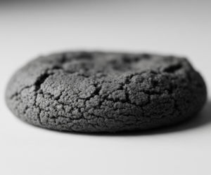 Wycofane ciastka Auchan. Kto powinien uważać na niewidzialne niebezpieczeństwo?