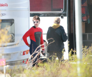 Maciej Musiał nad morzem z deską