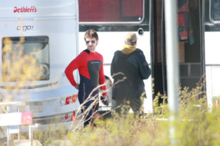 Maciej Musiał nad morzem z deską