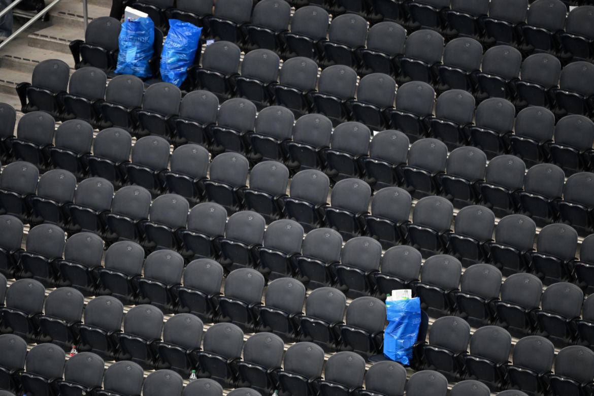 Japońscy kibice sprzątają stadion