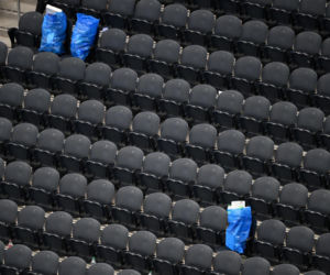 Japońscy kibice sprzątają stadion