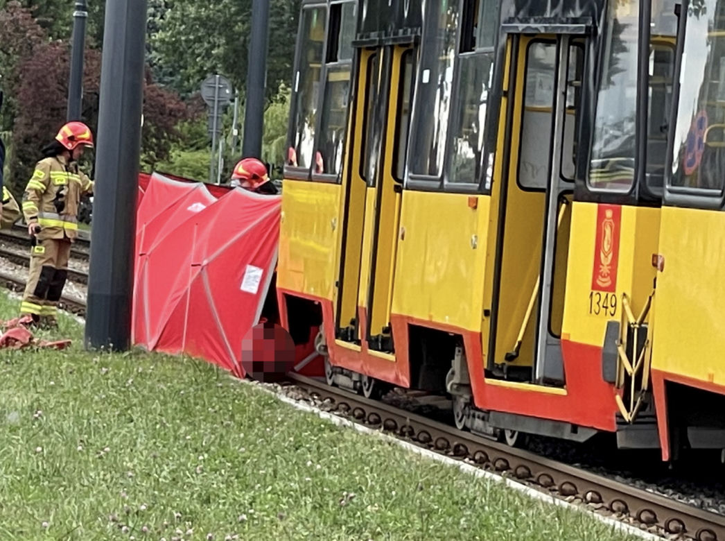 Czterolatek zginął ciągnięty przez tramwaj po torowisku. W miejscu tragedii wciąż płoną znicze 