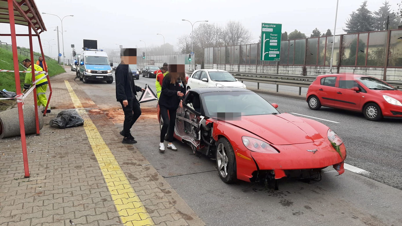 Sportowy chevrolet rąbnął w przystanek autobusowy!