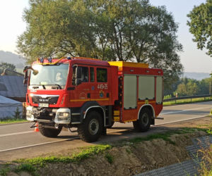 Ropa. Dachowanie osobówki. Kierowca prawdopodobnie zasnął za kierownicą