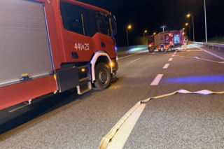 Mustang stanął w płomieniach na S3. Akcja strażaków na Dolnym Śląsku