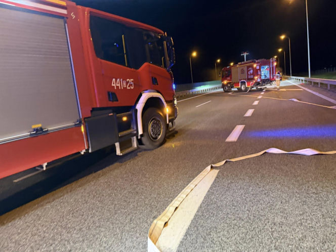 Mustang stanął w płomieniach na S3. Akcja strażaków na Dolnym Śląsku