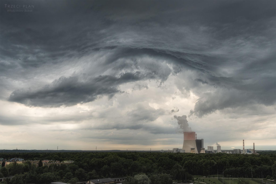 Chmury typu asperitas nad Jaworznem. Widok jak z apokaliptycznego filmu 