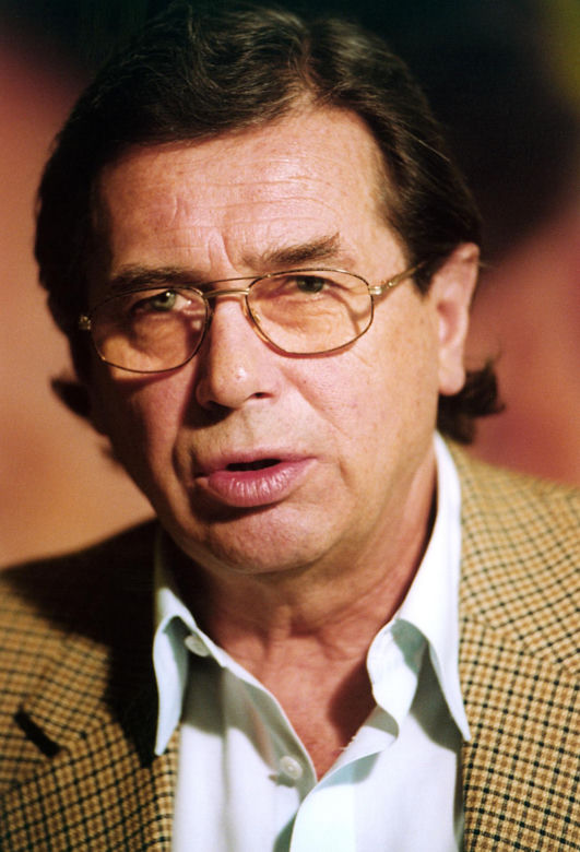 Niegdyś bożyszcze tłumów jako Janek Kos. Tak przez lata zmieniał się legendarny aktor Janusz Gajos