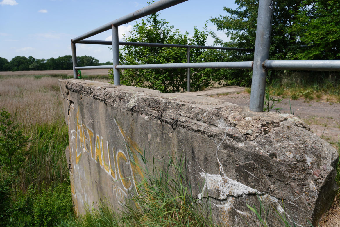 Zerwany most nad Narwią. Zobacz krajobraz Narwiańskiego Parku Narodowego