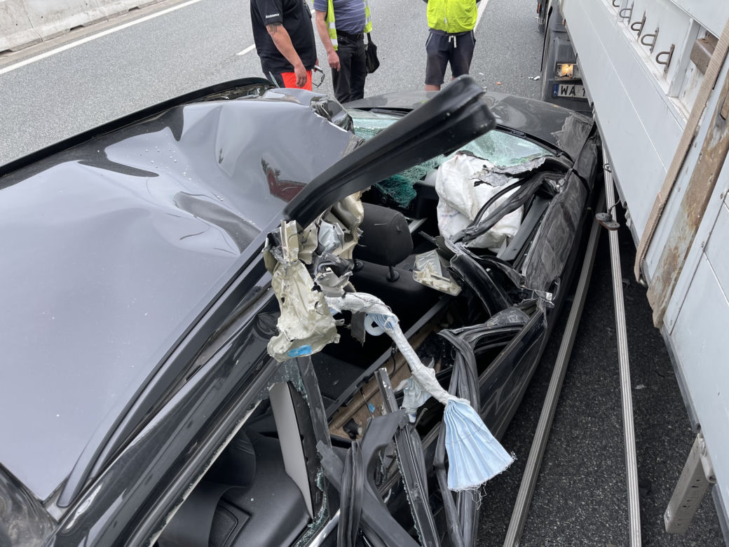 Poważny wypadek na S8. BMW rozpruło się o naczepę ciężarówki