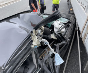 Poważny wypadek na S8. BMW rozpruło się o naczepę ciężarówki