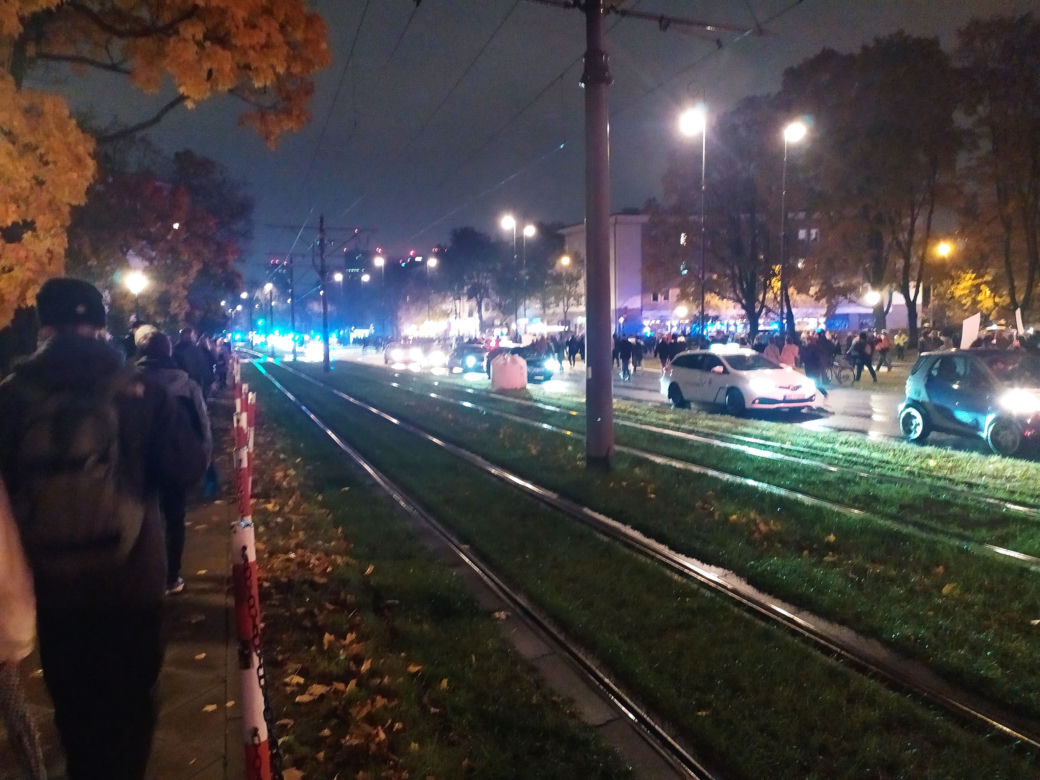 Tysiące ludzi na ulicach Warszawy. Protetsują przeciwko wyrokowi Trybunału Konstytucyjnego