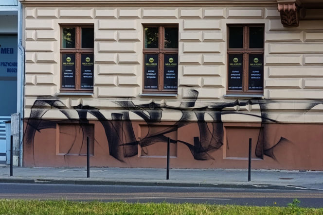 Oszpecona kamienica przy ul. Malczewskiego