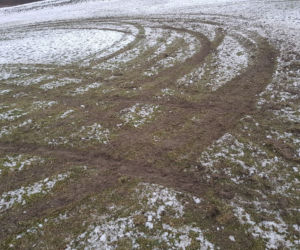 DRAMAT klubu piłkarskiego! Ktoś urządził rajd terenówką po ich boisku! 