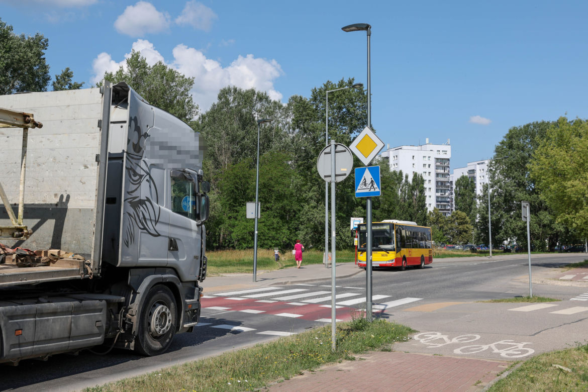 "To czarny punkt na rowerowej mapie Warszawy". Radny Białołęki interweniuje w sprawie niebezpiecznej ścieżki 
