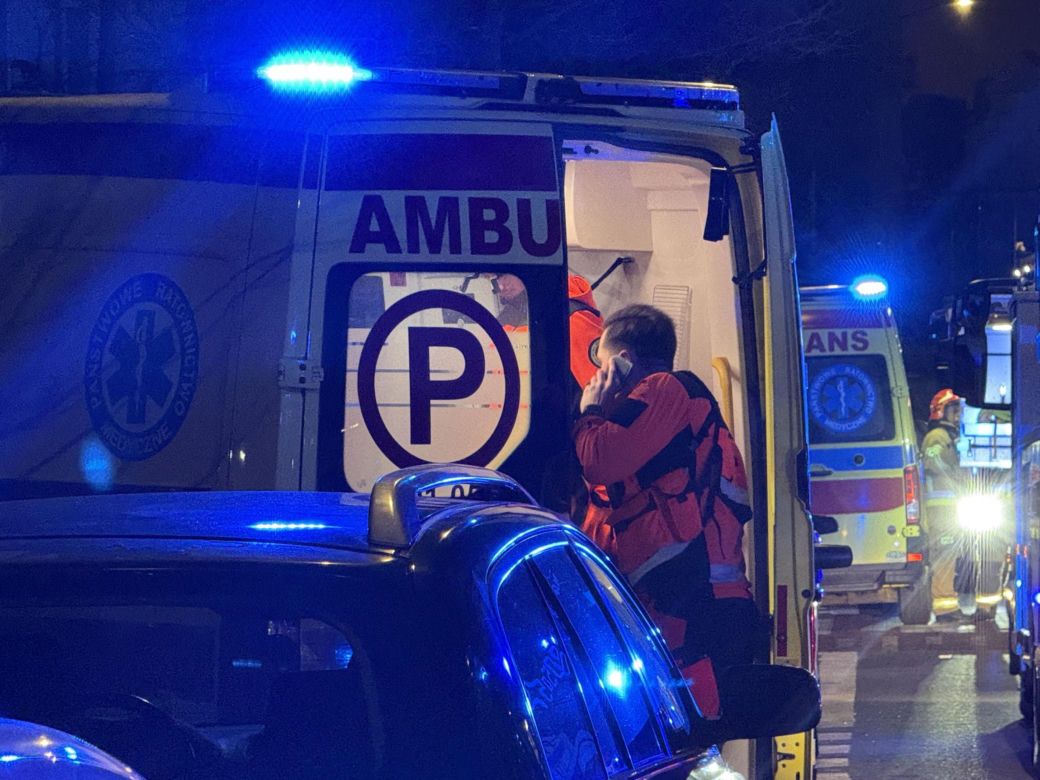 Chwile grozy na Pradze-Północ. Ojciec i dzieci trafiły do szpitala. W ich mieszkaniu wybuchł gigantyczny pożar