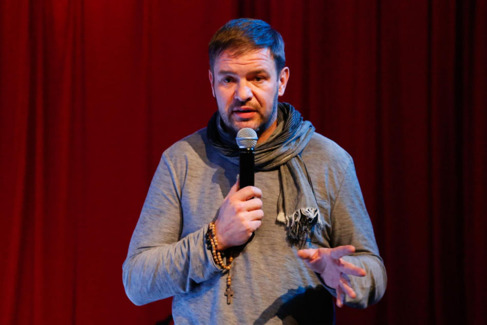 Tomasz Karolak na archiwalnych zdjęciach. Tak wyglądał na początku kariery