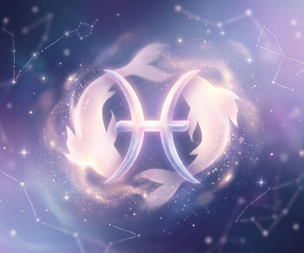 Symbol znaku zodiaku Ryby na tle dwóch świetlistych ryb i gwiazdozbiorów. O horoskopie dla Ryb przeczytasz w serwisie Eska.