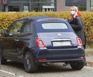 Agnieszka Woźniak-Starak jeździ Fiatem 500C Riva
