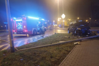 Wypadek na rondzie Lussy. Ścięta latarnia